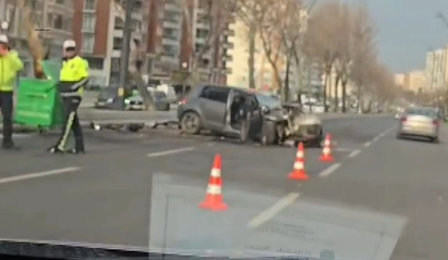 SONDAKİKA; Otomobil ağaca çarptı: O anlar kamerada