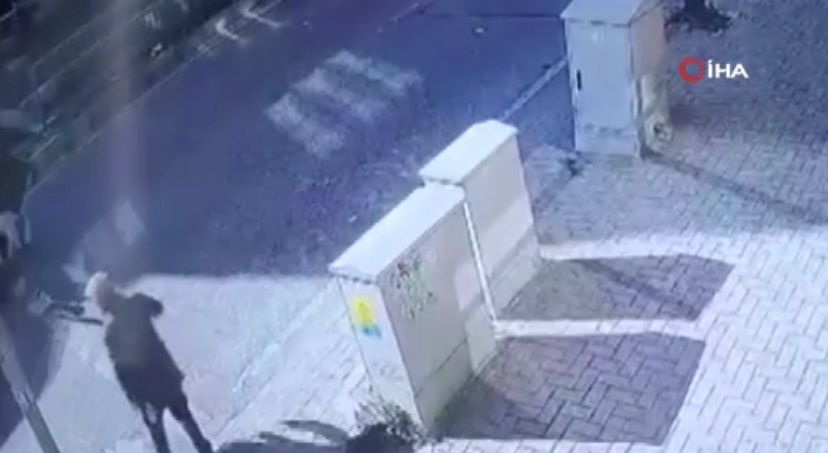 SONDAKİKA; Yolun karşına geçen yayaya çarpıp kaçtı