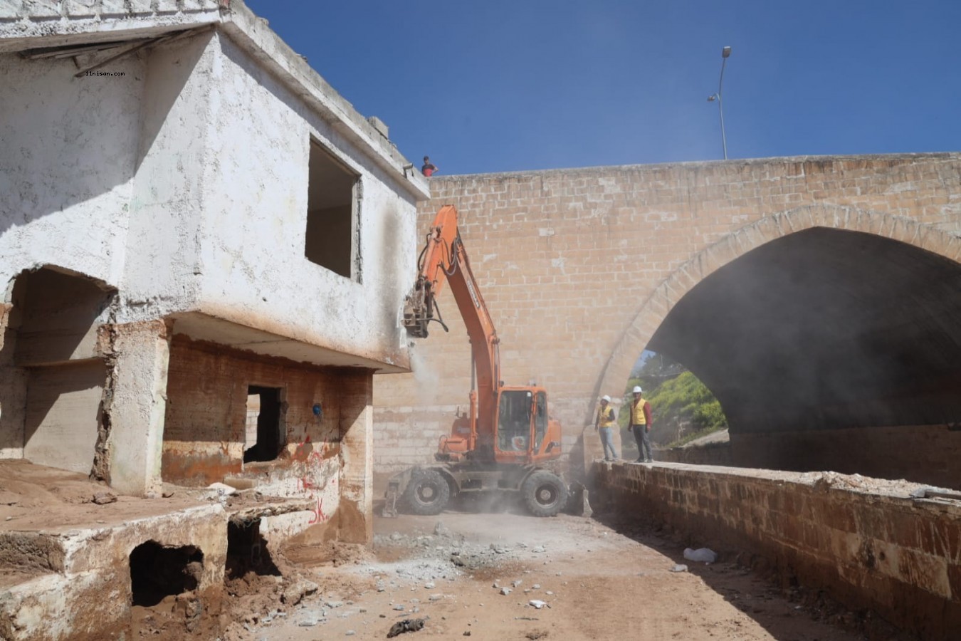 Şanlıurfa’da selden en çok etkilenen mahallede yıkım çalışmaları başladı;