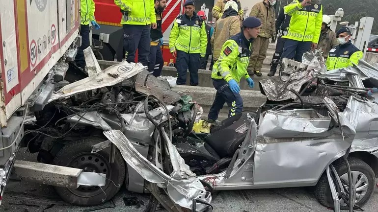 Pendik'te otomobil TIR'ın altına girdi: 4 ölü