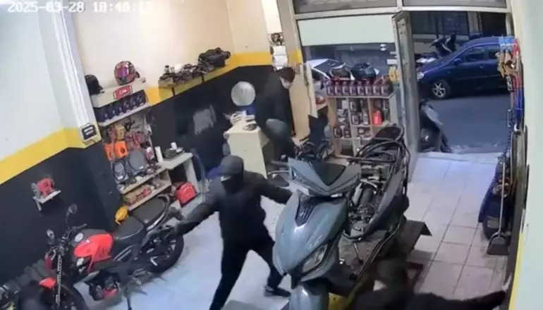 Beyoğlu’nda motosiklet tamirhanesini basıp kurşun yağdırdı;