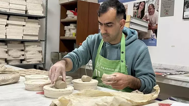 İşitme engelli Rıfat Can, hem sporda hem de sanattaki başarısıyla ilham oluyor;