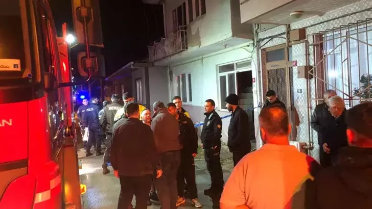 Evde çıkan yangında 3 aylık Sevginur ile 4 yaşındaki ağabeyi Efe öldü, diğer kardeşleri yaralandı;