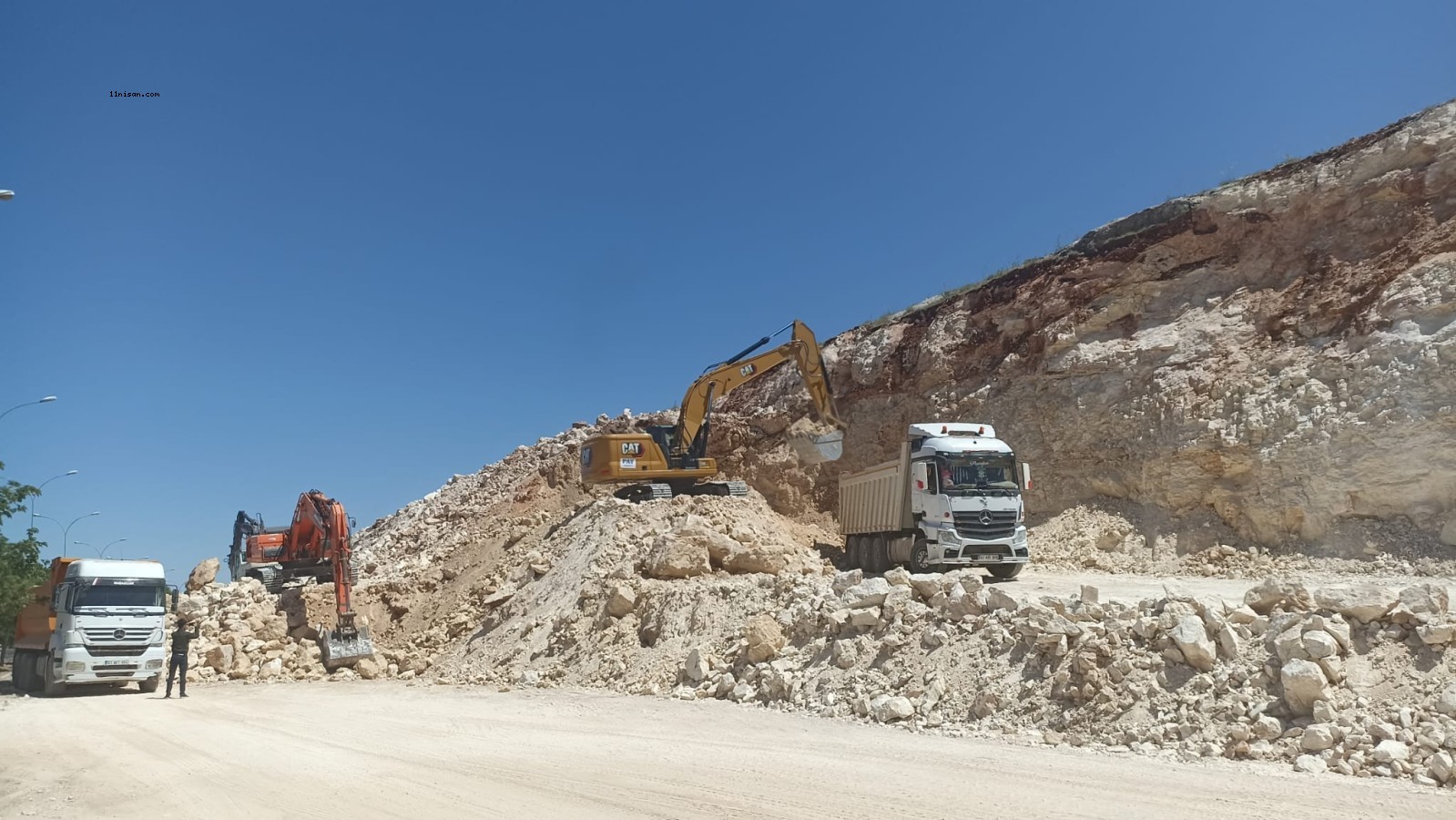 Eyyübiye’de konutların yükseleceği alanda yol açma çalışması;