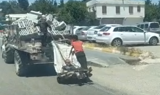 Urfa'da atık malzeme toplayan çocukların traktör kasasında tehlikeli yolculuğu;