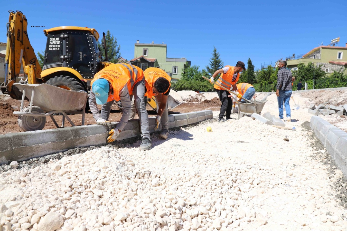 KARAKÖPRÜ’DE KONFORLU ULAŞIM İÇİN YOL AÇMA VE BAKIM-ONARIM SEFERBERLİĞİ SÜRÜYOR;