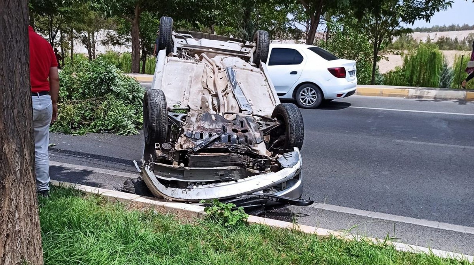 Hızını alamayan araç ağaca çarparak takla attı!;