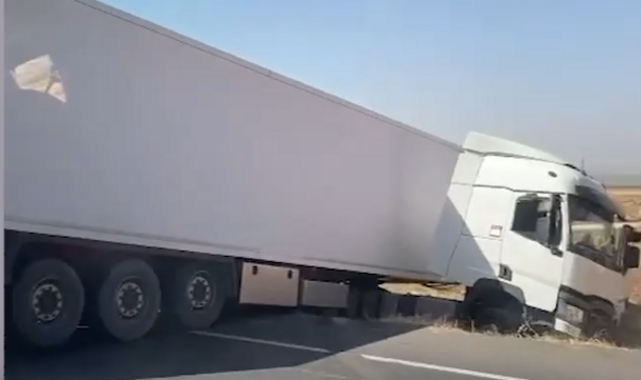 Urfa'da tır dorsesi yolu trafiğe kapattı;