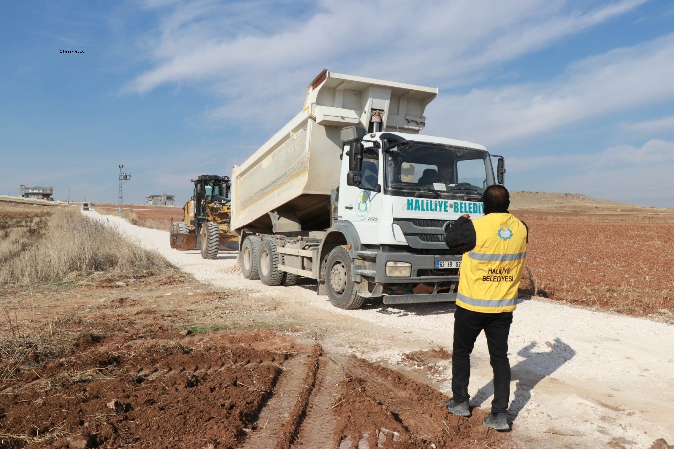 HALİLİYE BELEDİYESİ, STABİLİZE YOL ÇALIŞMASIYLA YOLLARIN KONFORUNU ARTIRIYOR;