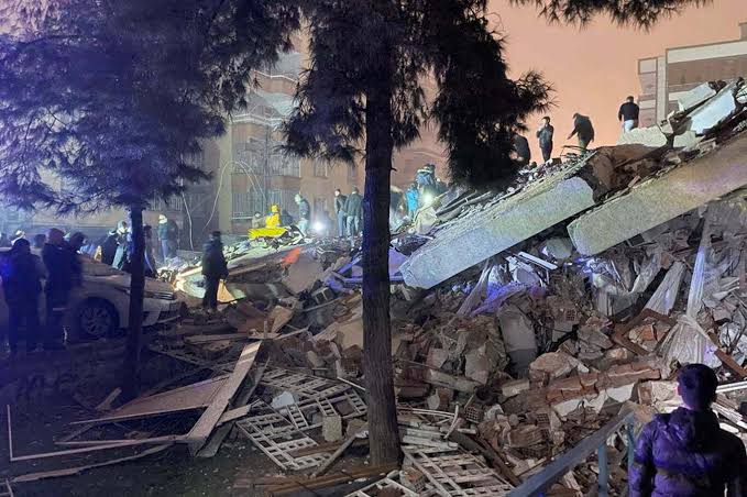 Artçı Deprem sonrası bir bina daha yıkıldı;