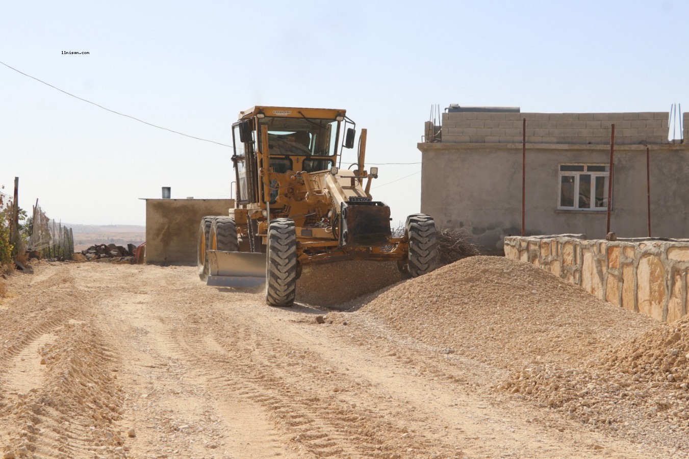 Karaköprü’de kış öncesi kırsal mahallede stabilize yol çalışması;