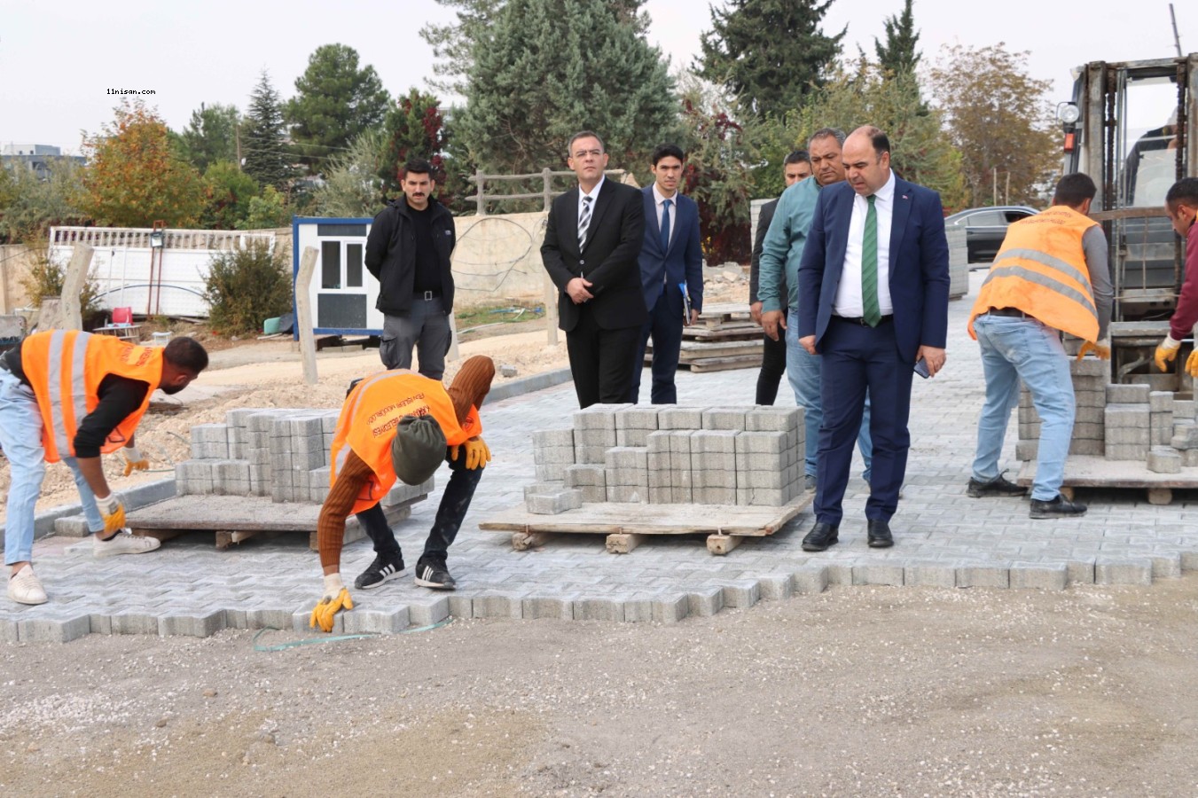 KARAKÖPRÜ'DE YOLLAR KİLİTLİ PARKEYLE YENİLENİYOR;