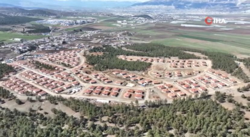 Depremden sonra köyler yeniden kuruluyor, modern evler dikkat çekiyor