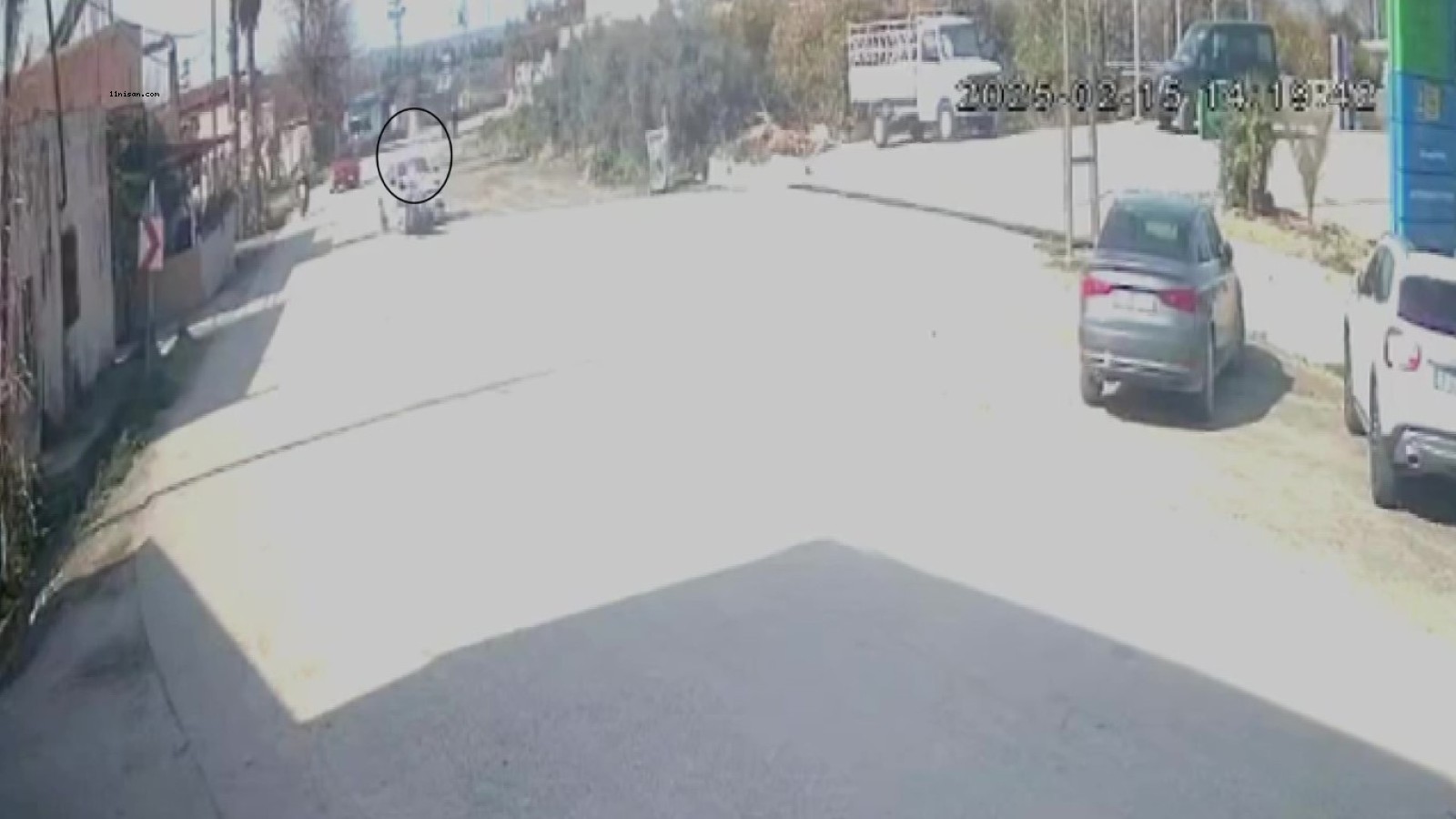Otomobille kafa kafaya çarpışan motosiklet sürücüsü metrelerce havaya uçtu: O anlar kamerada;