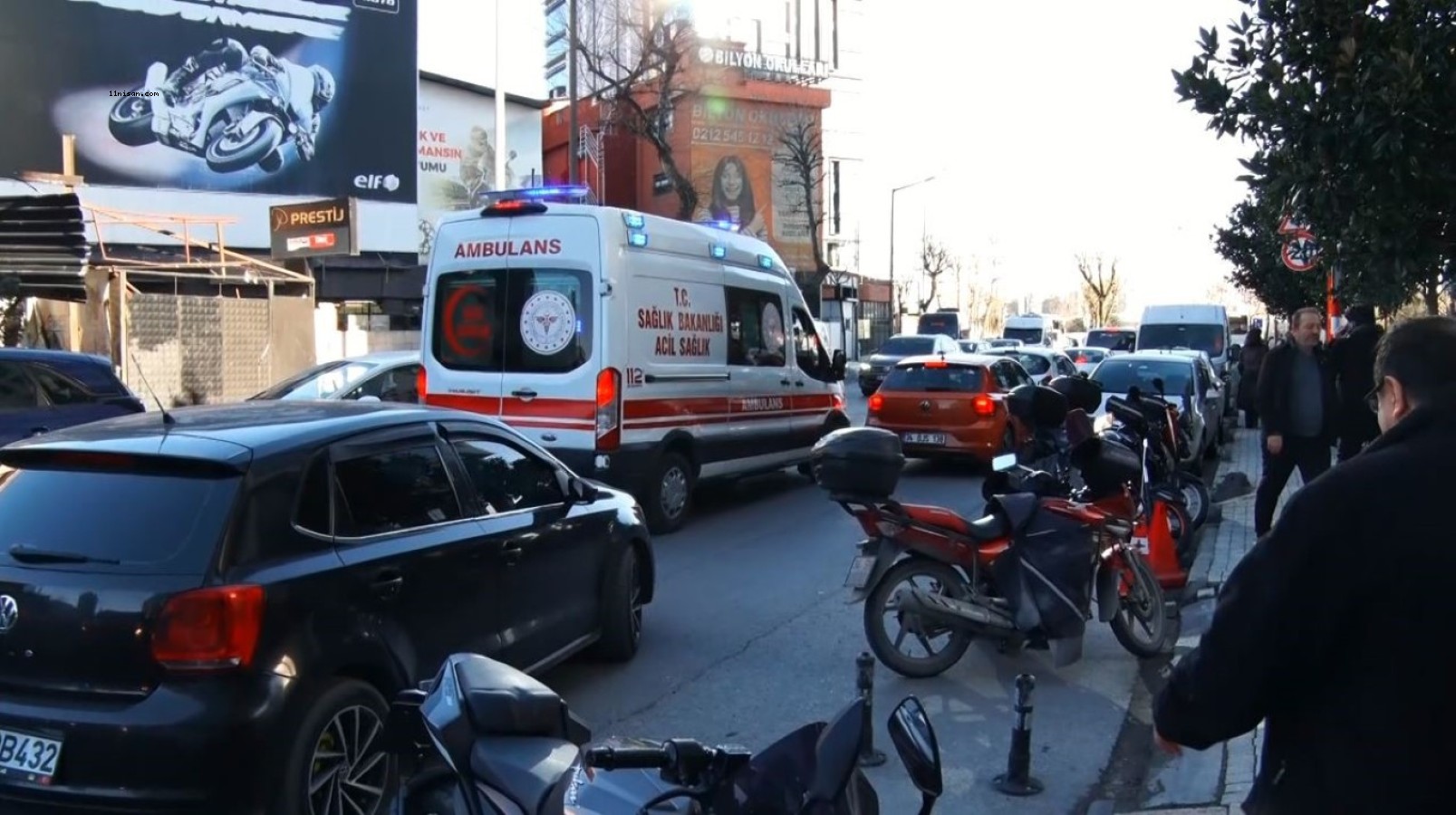 İstanbul trafiği durma noktasına geldi, ambulansın zor anları kameraya yansıdı;