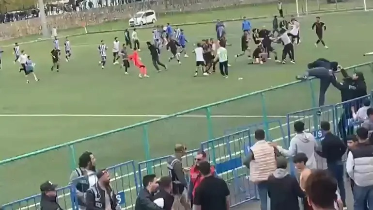 Siirt’te bölgesel amatör maç sonrası futbolcuların kavgasına taraftarlar da karıştı;