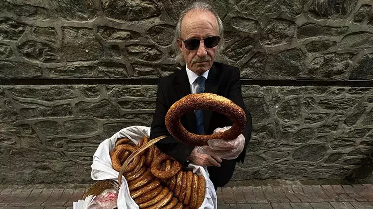 ‘Kravatlı simitçi’ takım elbisesi ve boyalı kunduralarıyla tarihi çarşıları dolaşıp simit satıyor;