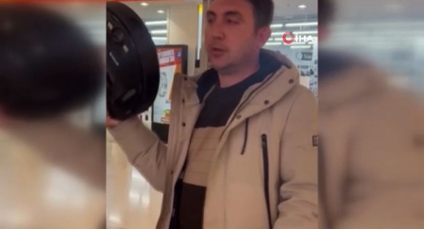Kusurlu ürün çileden çıkarttı, akıllı süpürgeyi Teknosa mağazası önünde parçaladı;