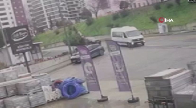 Önce minibüsü ile köpeğin üstünden geçti, sonra hiçbir şey olmamış gibi yoluna devam etti;