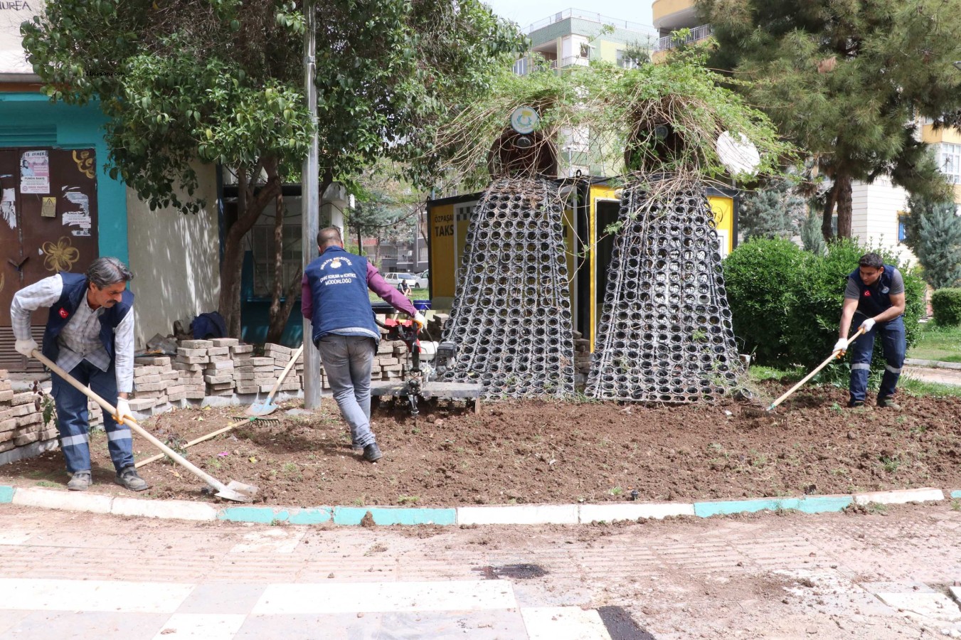 HALİLİYE BELEDİYESİ’NDEN PARKLARDA BAHAR SEFERBERLİĞİ;