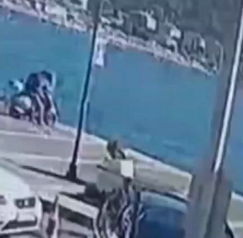 Çeşme’de Şoke Eden Anlar: Motosikletiyle Denize Uçtu!