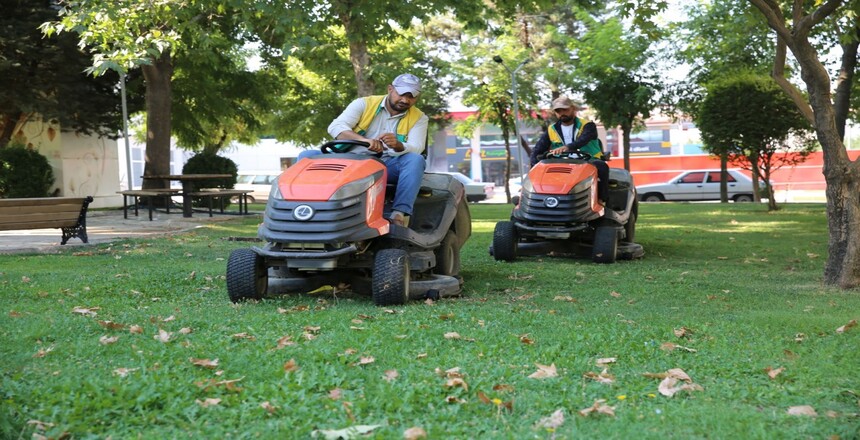 Karaköprü’deki parklarda onarım çalışması;