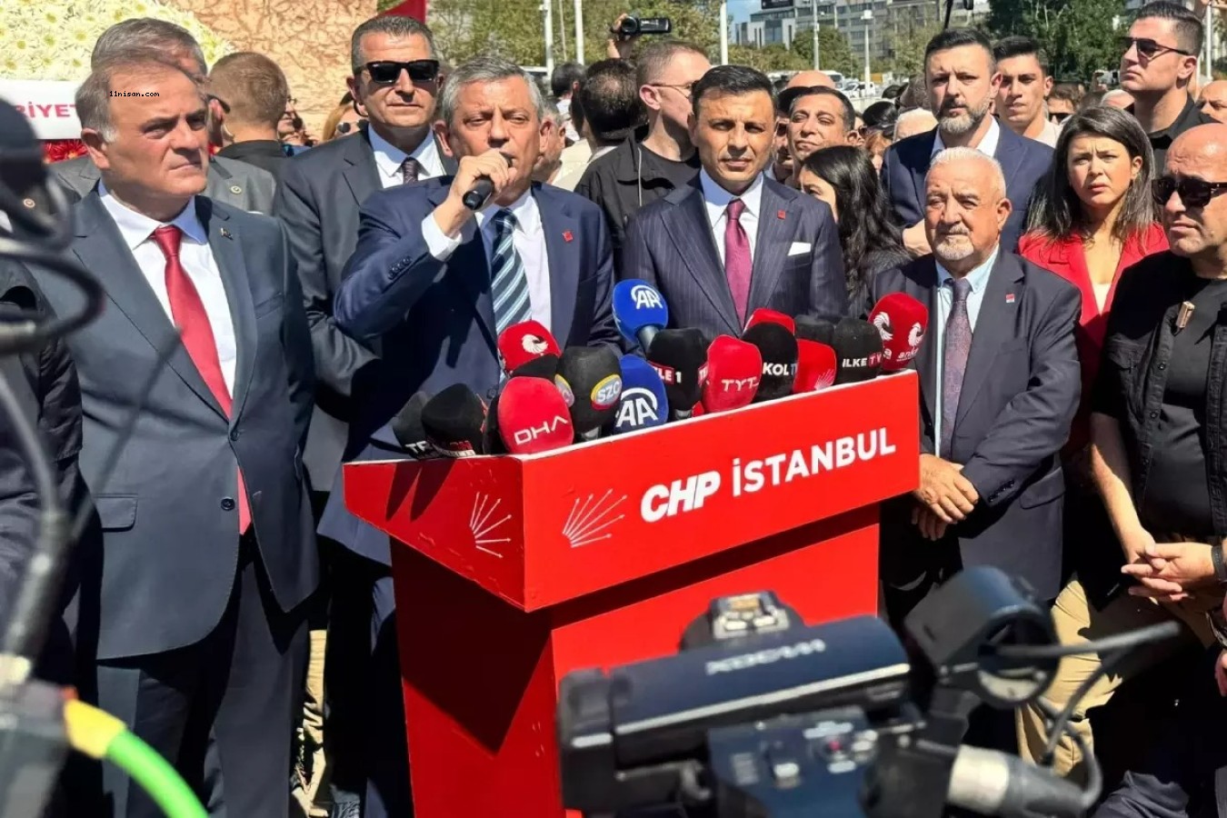 ÖZGÜR ÖZEL’DEN TAKSİM’DE SERT MESAJLAR: “CHP’Yİ BÖLMEYE KİMSENİN GÜCÜ YETMEZ”;