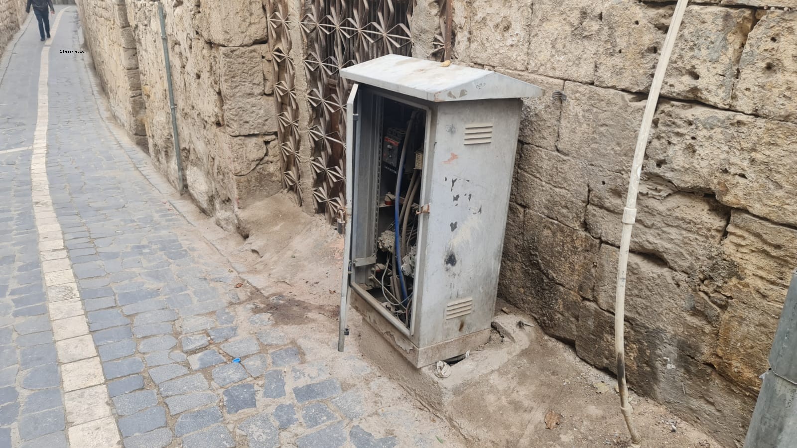 Şanlıurfa’da elektrik panosu tehlikeye davetiye çıkarıyor;