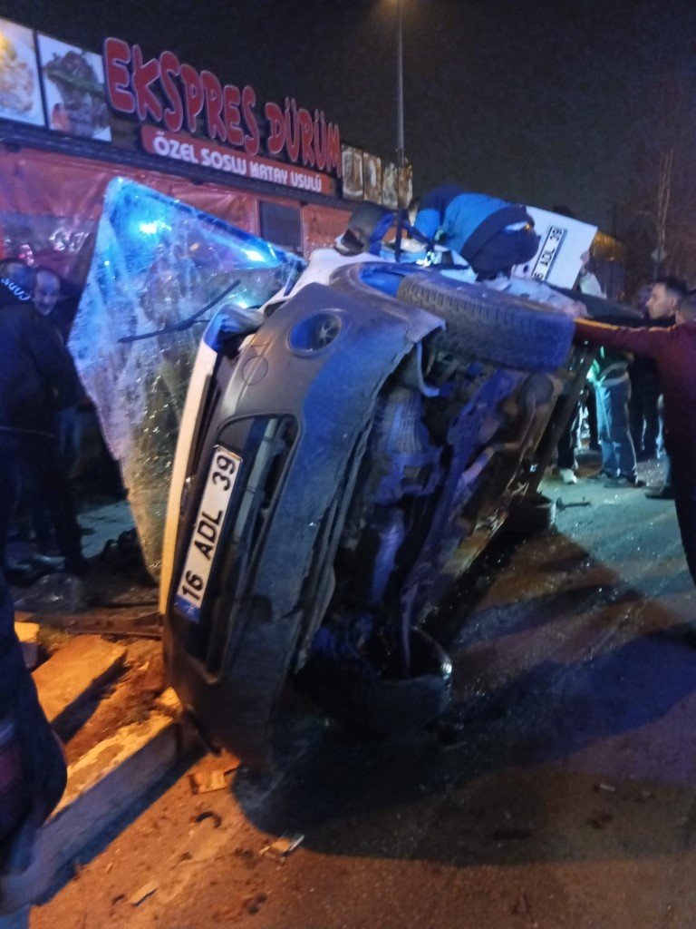 Işık ihlali yapan araç taklalar atarak durabildi... Kaza anı kamerada;