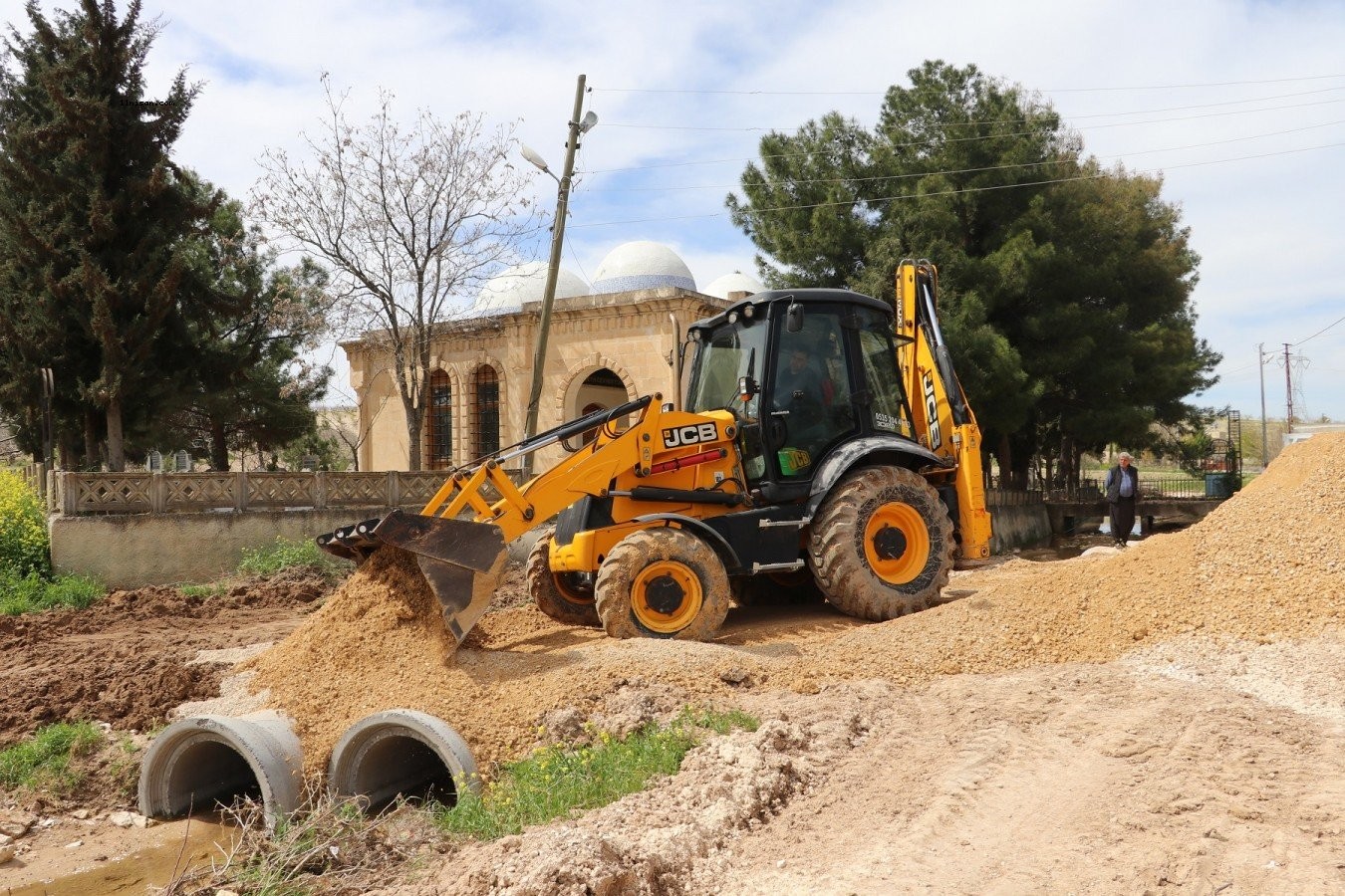 Karaköprü’de kırsal mahallelerde yollar yenileniyor;