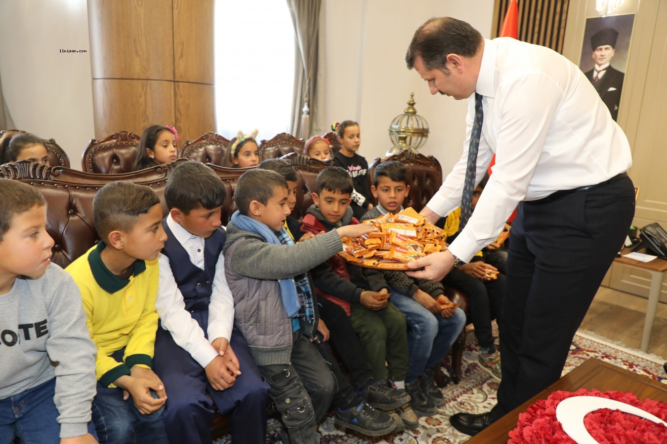 Minik öğrencilerden Vali Ayhan'a ziyaret