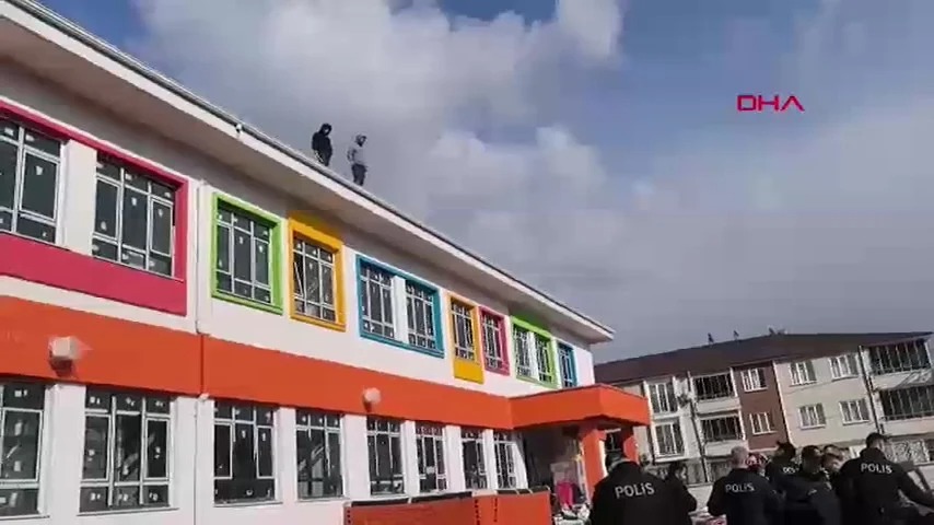 Maaşlarını alamayan işçiler çatıya çıktı