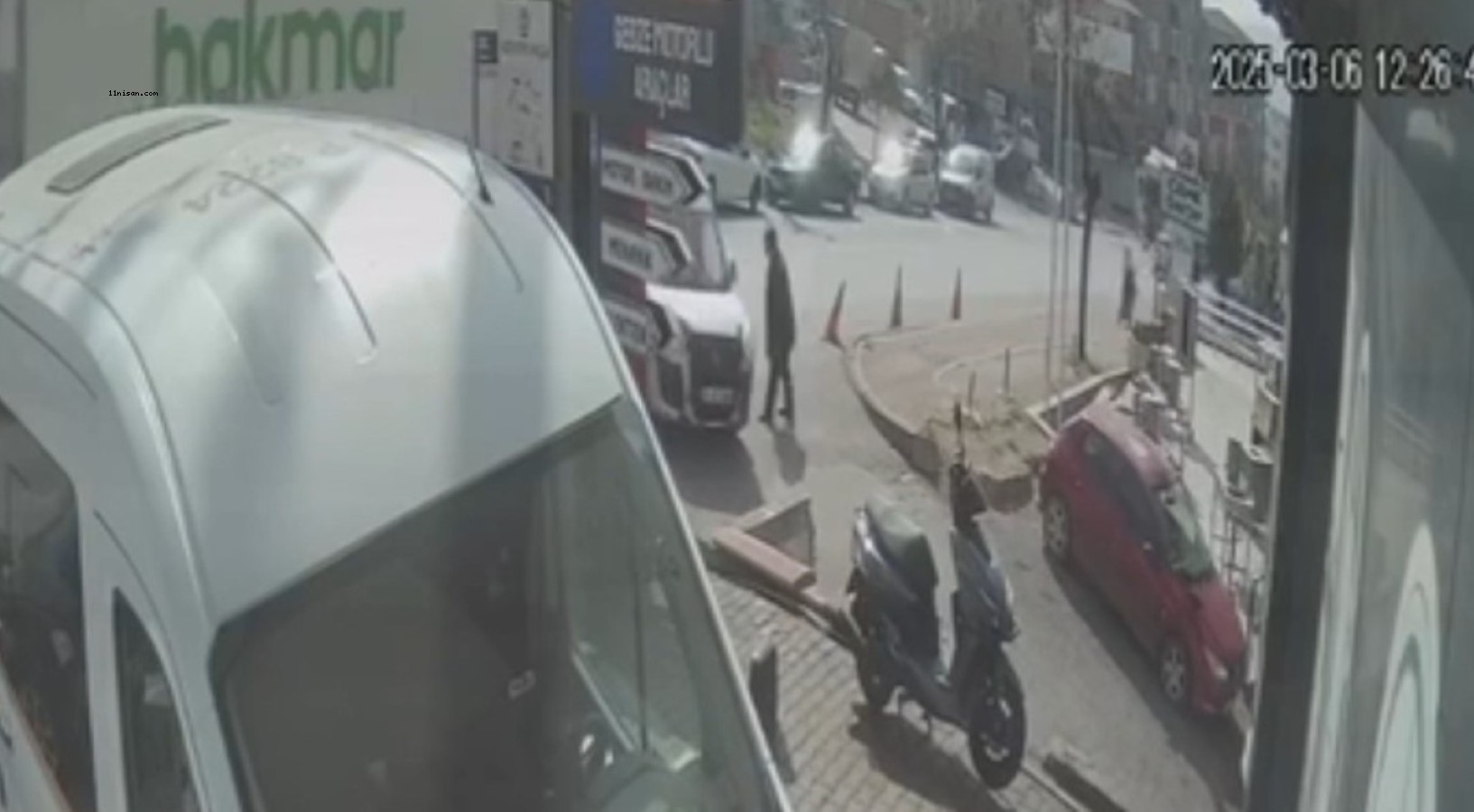 Kazada savrulan hafif ticari araç yayaya çarptı: 1 ölü;