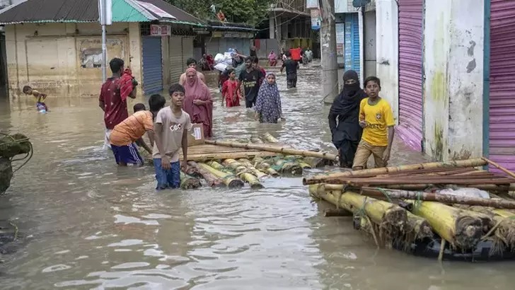 Hindistan ve Nepal'de şiddetli yağışlar sonucu 100'den fazla kişi hayatını kaybetti;