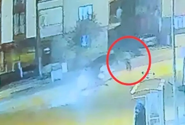 Bursa'da otomobil ile çarpışan motosikletin sürücüsü ağır yaralandı; kaza anı kamerada;