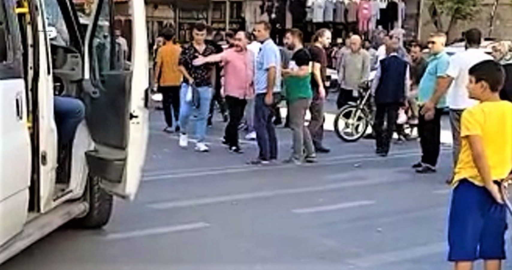 Urfa’da servis aracı ile kurye motoru çarpıştı! 1 yaralı;