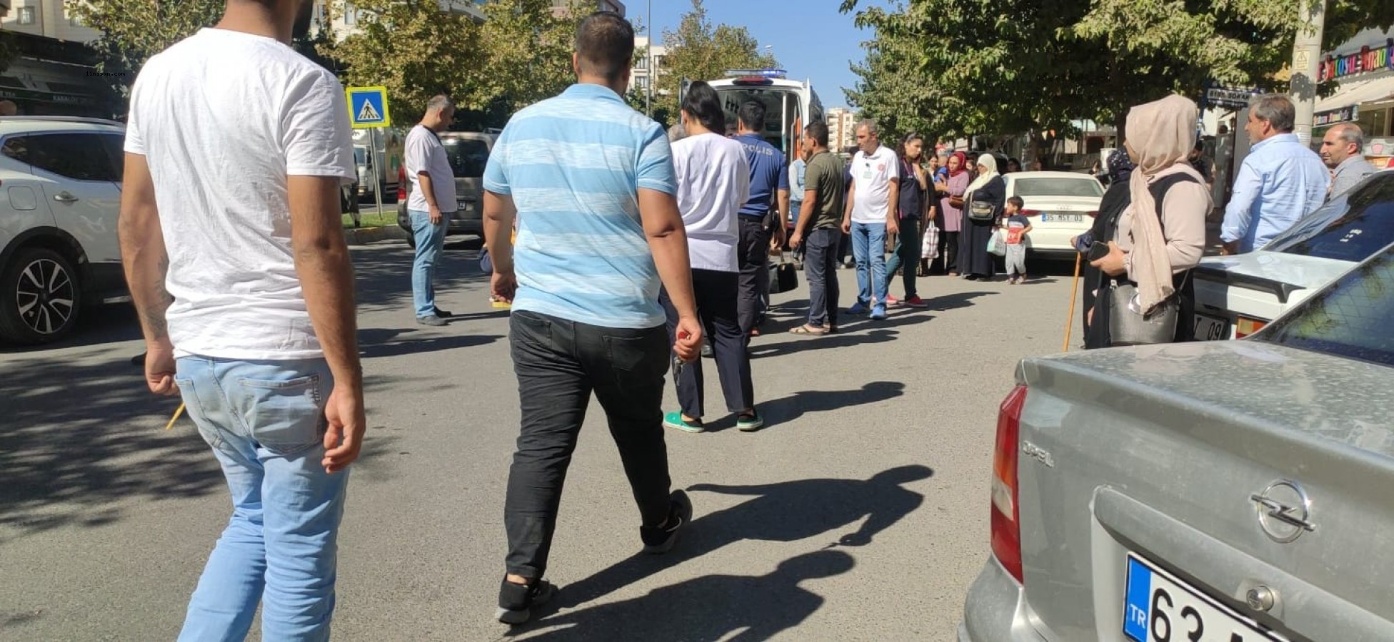 Urfa'da yolun karşısına geçmek isteyen kadına otomobil çarptı;