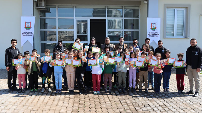 Şanlıurfa'da minik eller toprakla buluştu: Fıstık tohumu ekti;