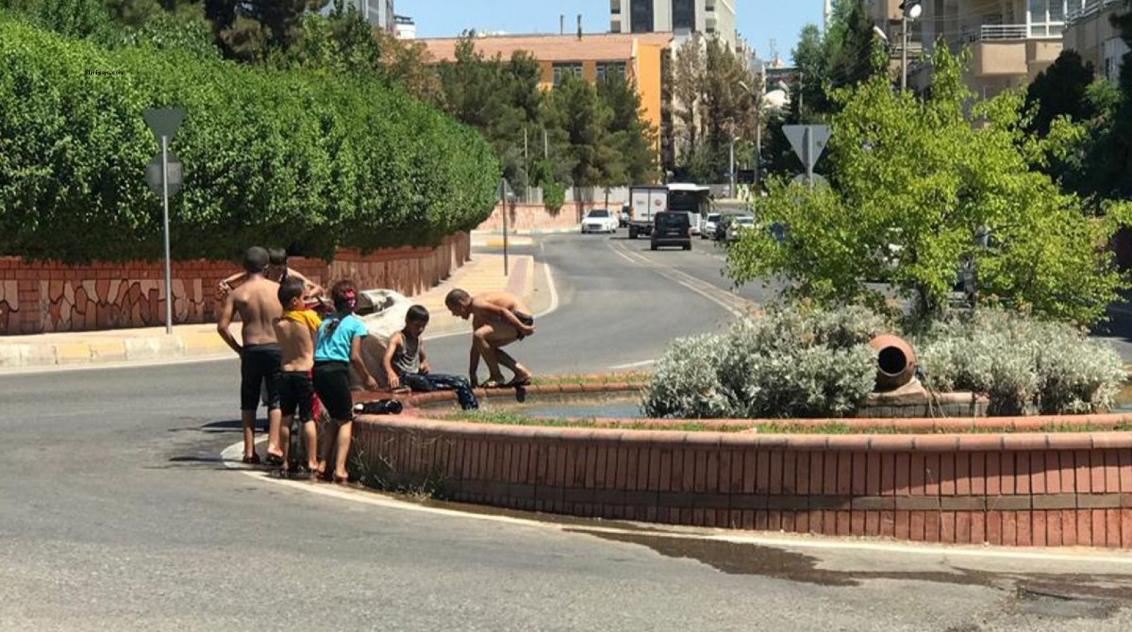 Şanlıurfa'da çocukların süs havuzunda tehlikeli serinliği!;