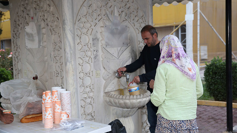 Karaköprü'de ikram çeşmesinden çorba akıyor;