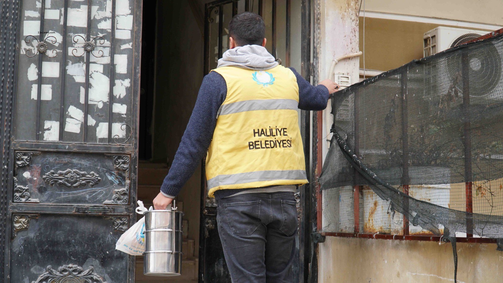 HALİLİYE BELEDİYESİ SICAK YEMEK DAĞITIMI İLE GÖNÜLLERE DOKUNUYOR;