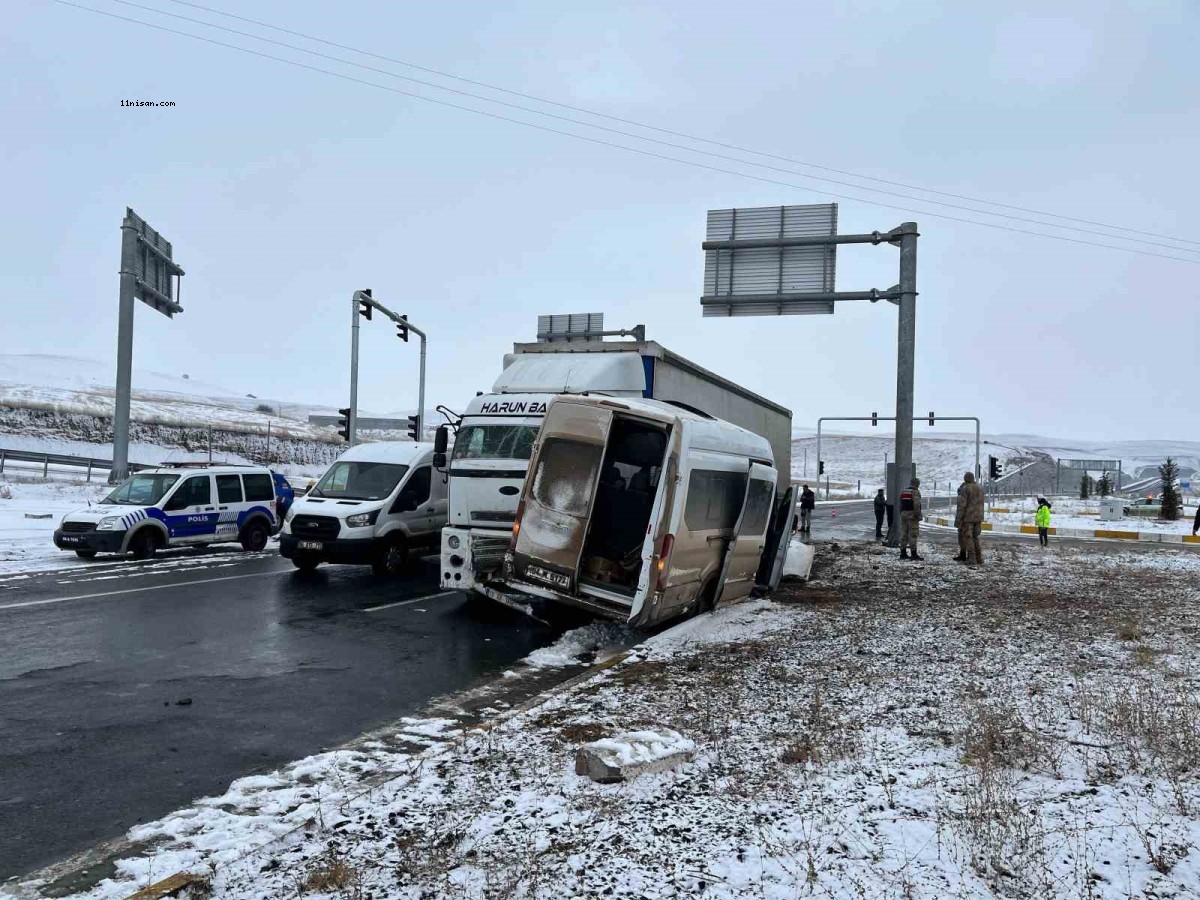 Ağrı’da çekici ile minibüs çarpıştı; 2’si ağır 8 yaralı...;