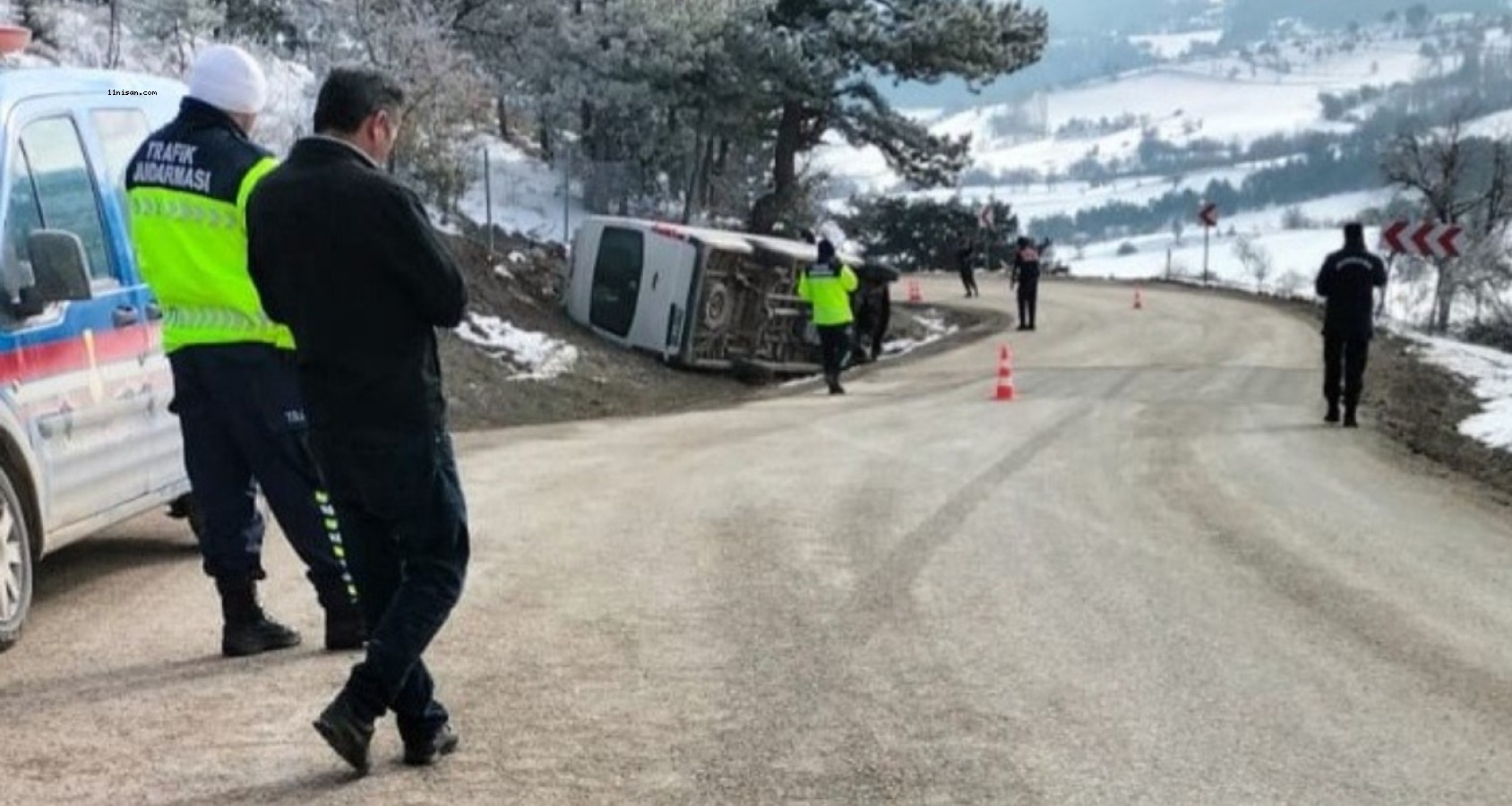 Bolu’da Erpiliç işçilerini taşıyan minibüs devrildi: 22 yaralı...;