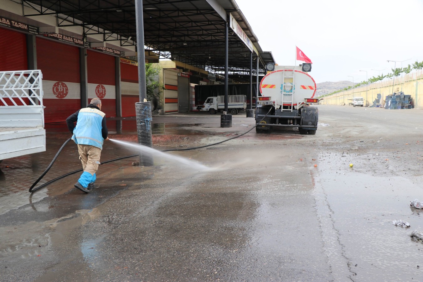 HALİLİYE BELEDİYESİ'NDEN HAL PAZARINDA KAPSAMLI TEMİZLİK ÇALIŞMASI;