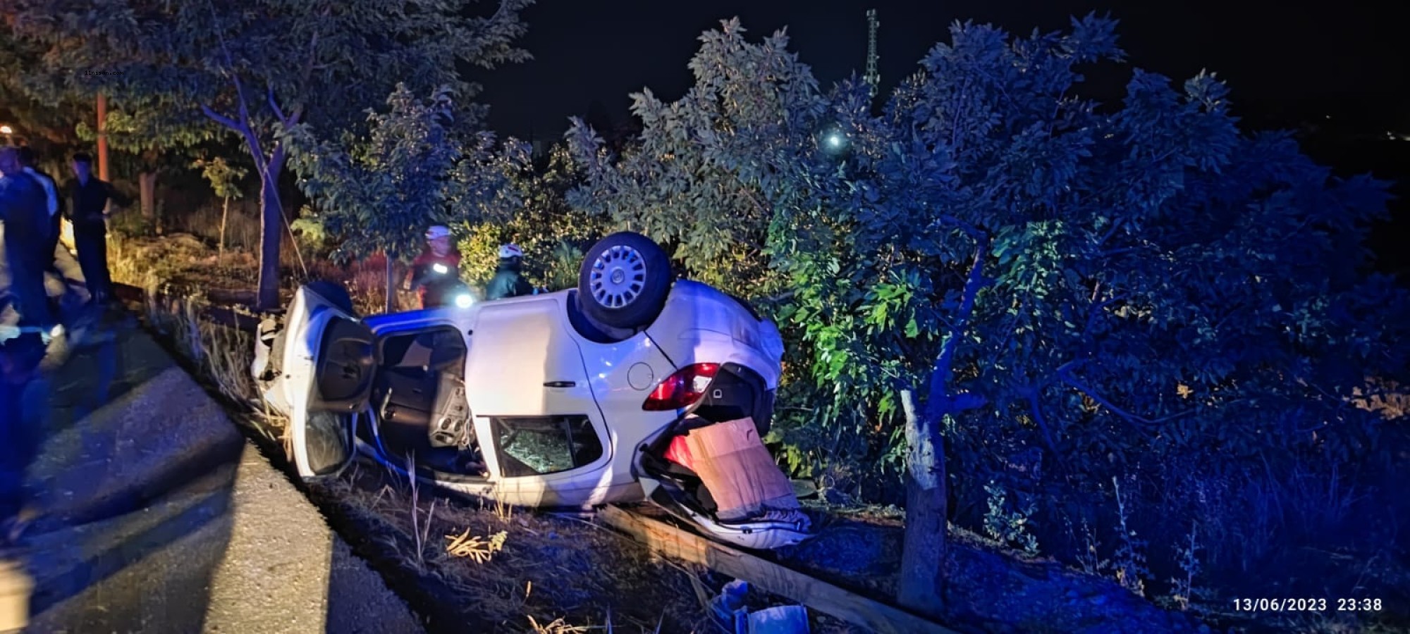 Şanlıurfa’da ters dönen otomobilde sıkışan 2 kişi yaralandı;