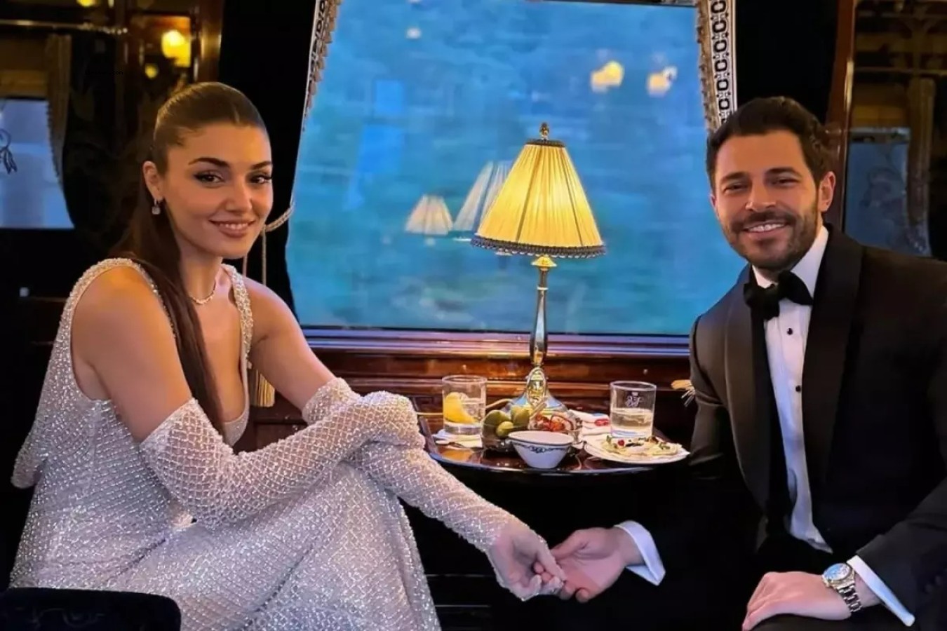 SEVGİLİSİ PAYLAŞTI! HANDE ERÇEL'İ MAKYAJSIZ GÖRENLER TANIYAMADI;