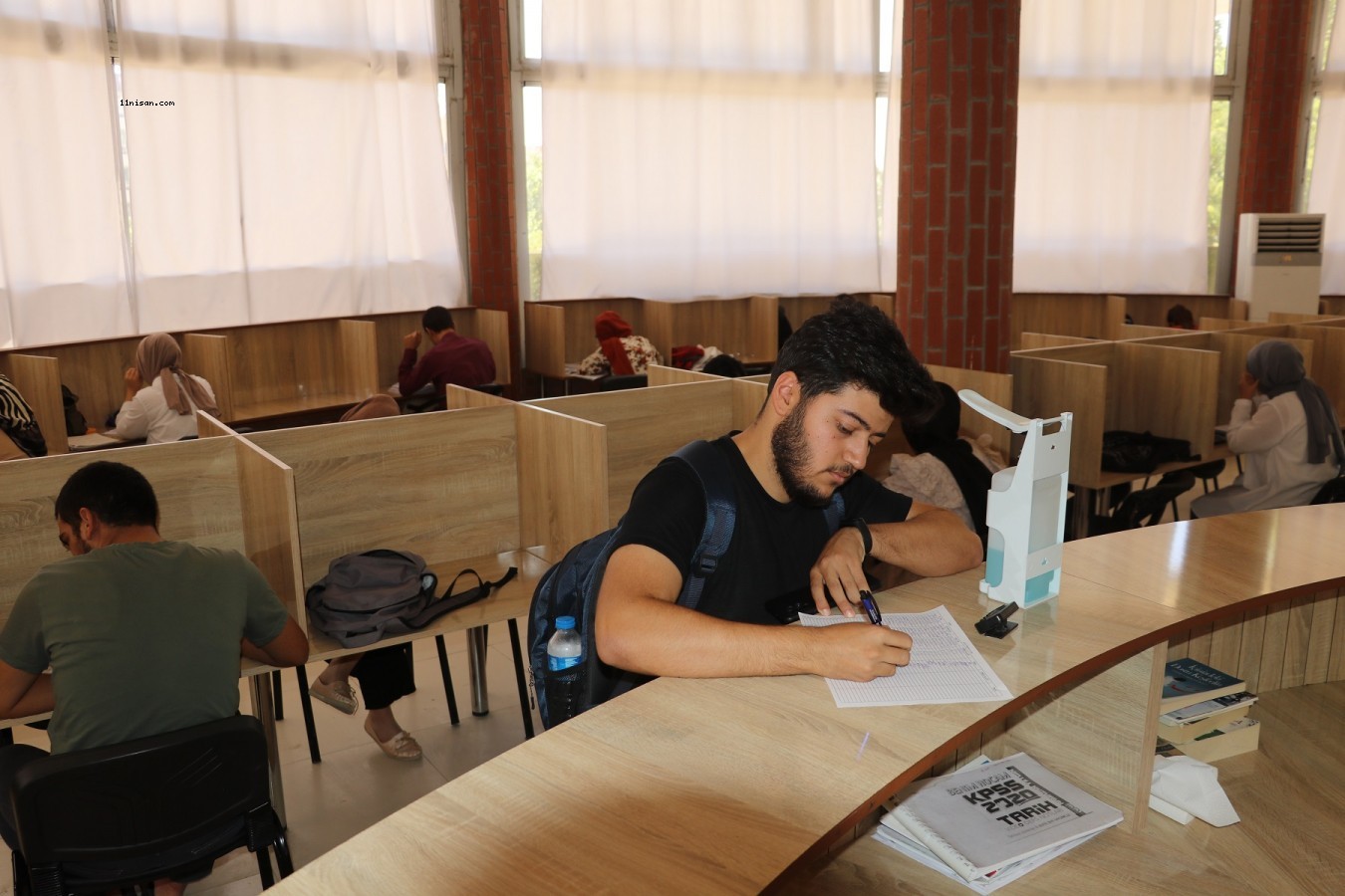 Karaköprü’de gençler okuma evlerinde sınavlara hazırlanıyor;
