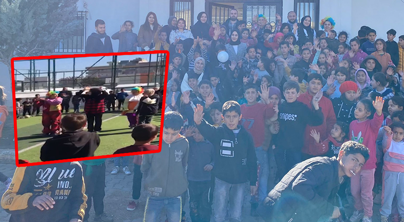 Depremzede çocuklar için palyaço eşliğinde top oynadılar;