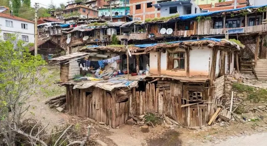 NEPAL EVLERİNİ ANDIRIYOR! TÜM MAHALLE TEK YAPIDA YAŞIYOR: HER ŞEY BİR FELAKETLE BAŞLADI