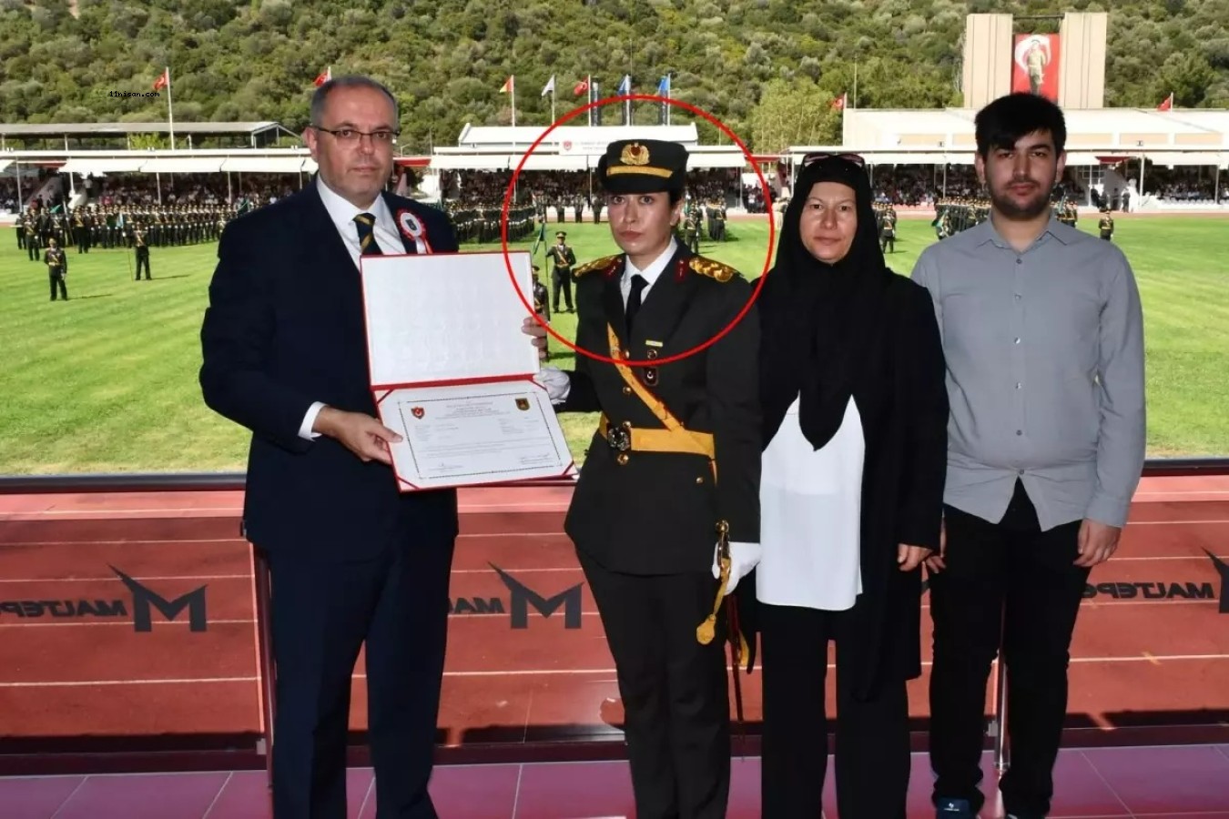 KAHRAMAN BABANIN TEĞMEN KIZI! MEZUN OLUP DİPLOMASINI ALDI;